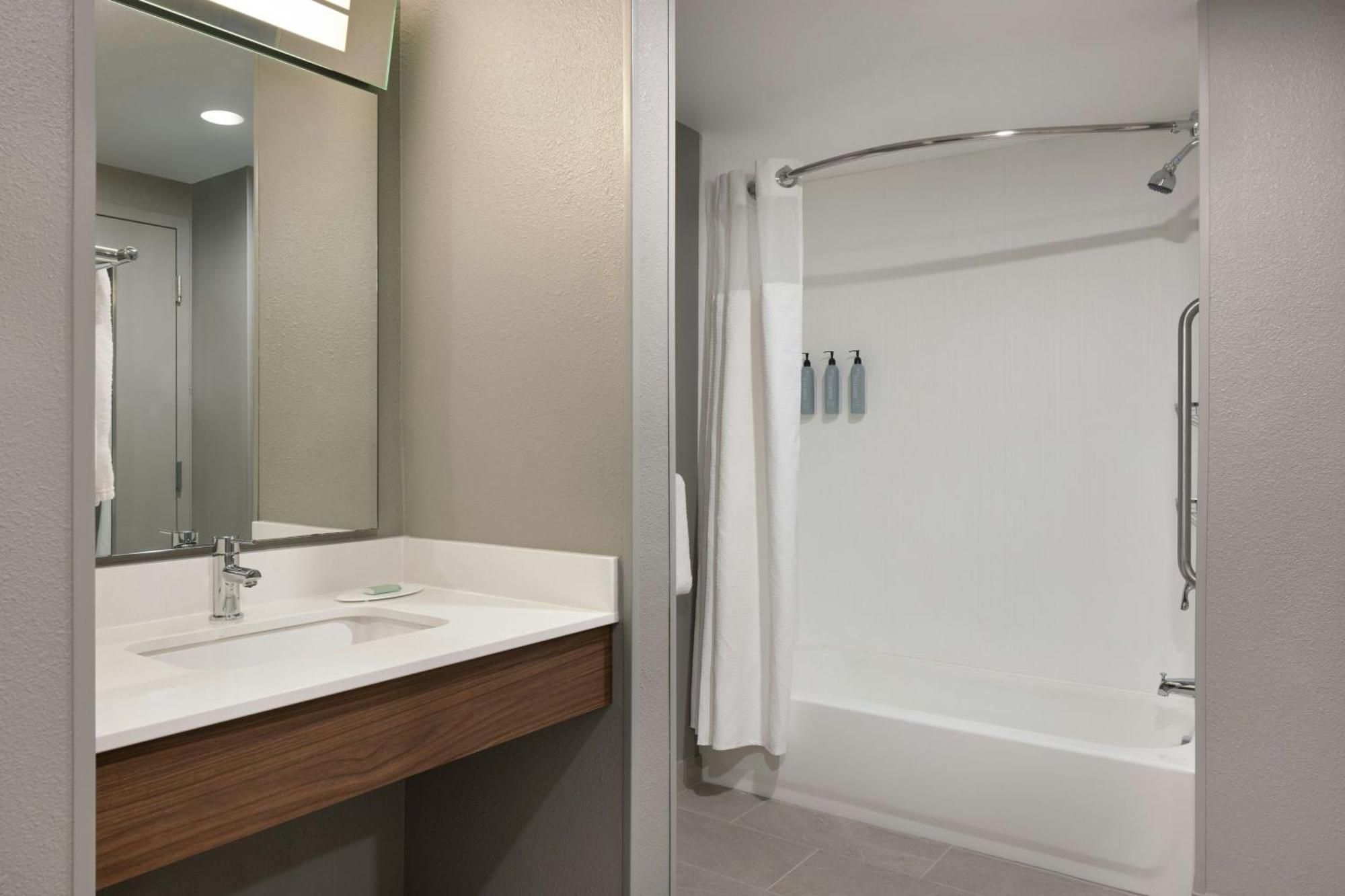 Отель Courtyard By Marriott Little Rock Downtown Экстерьер фото