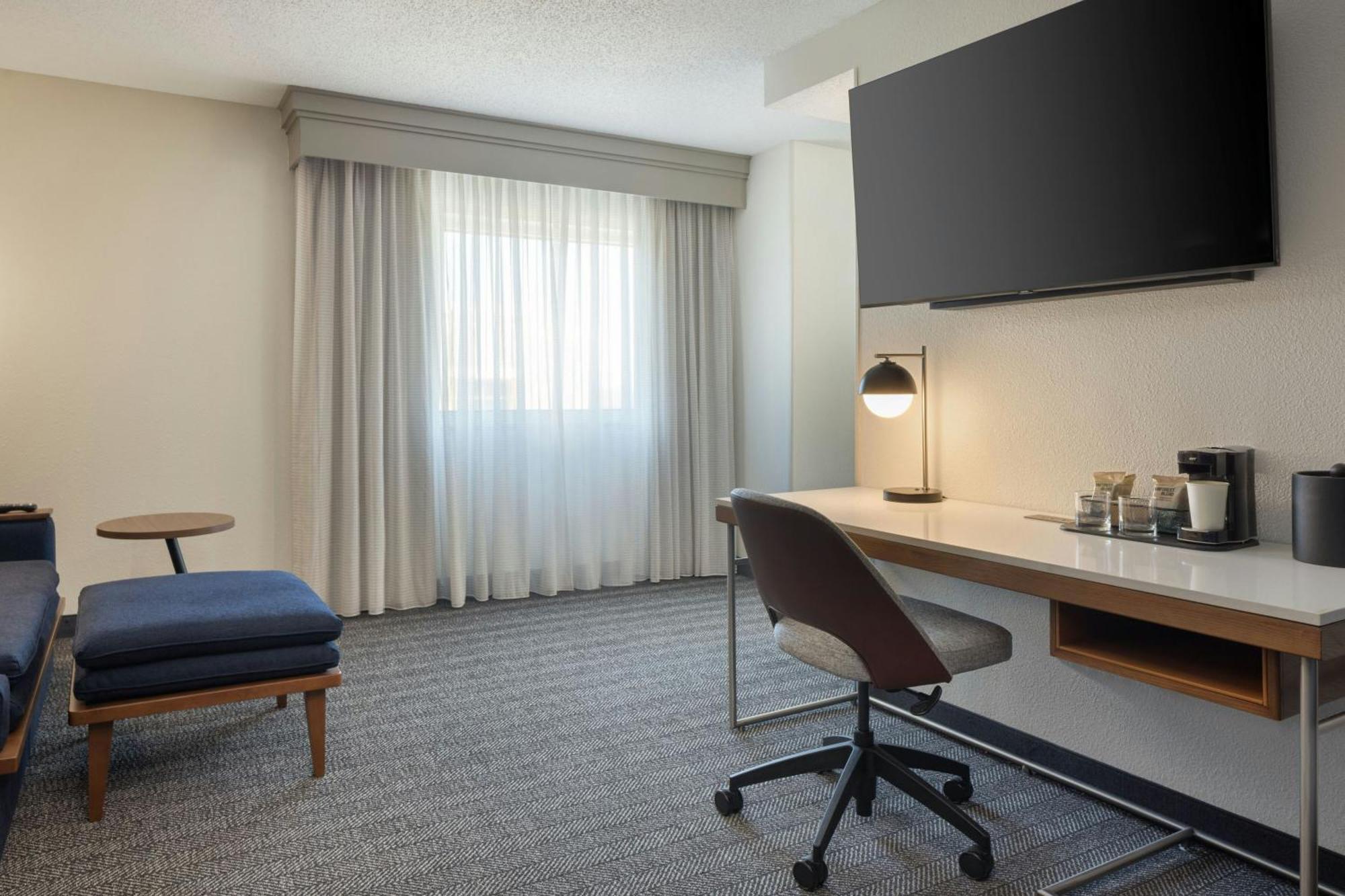 Отель Courtyard By Marriott Little Rock Downtown Экстерьер фото
